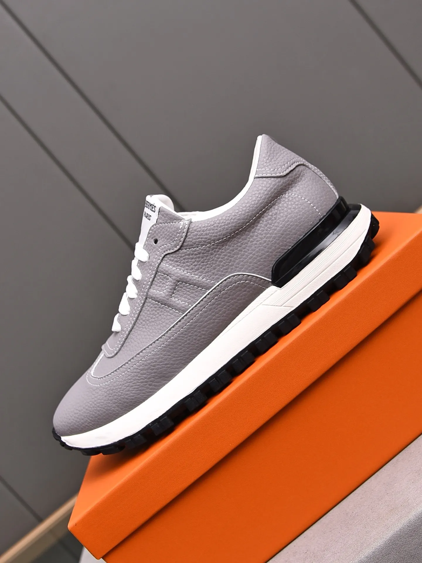 📛📛📛PPP420 (Hermes)🆕Men's color-blocked sneakers with textured calfskin details. Spliced ​​with original cowhide, this shoe draws inspiration from the equestrian world, integrating technical details and practical functions. Breathable sheep lining, original combination outsole, high-end quality, and every detail is perfectly combined! Size: 38-44 (45 can be customized)